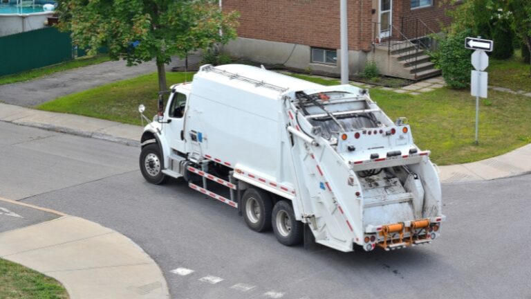 Benefits of Choosing to Rent a Garbage Truck for Your Environmental Fleet