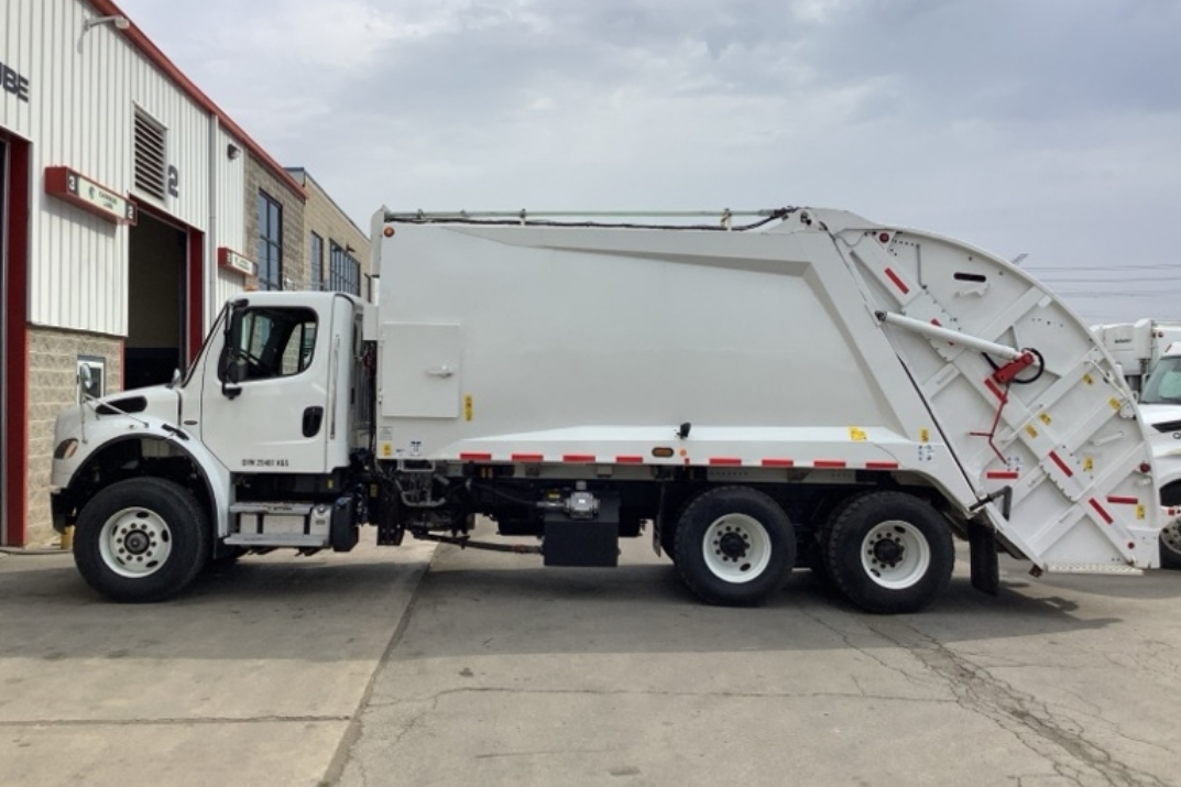 2023 Freightliner M2 106 McNeilus 2516: 3.5HD 25yd Rear Loader 25 Yd Cummins L9 Rear Loader
