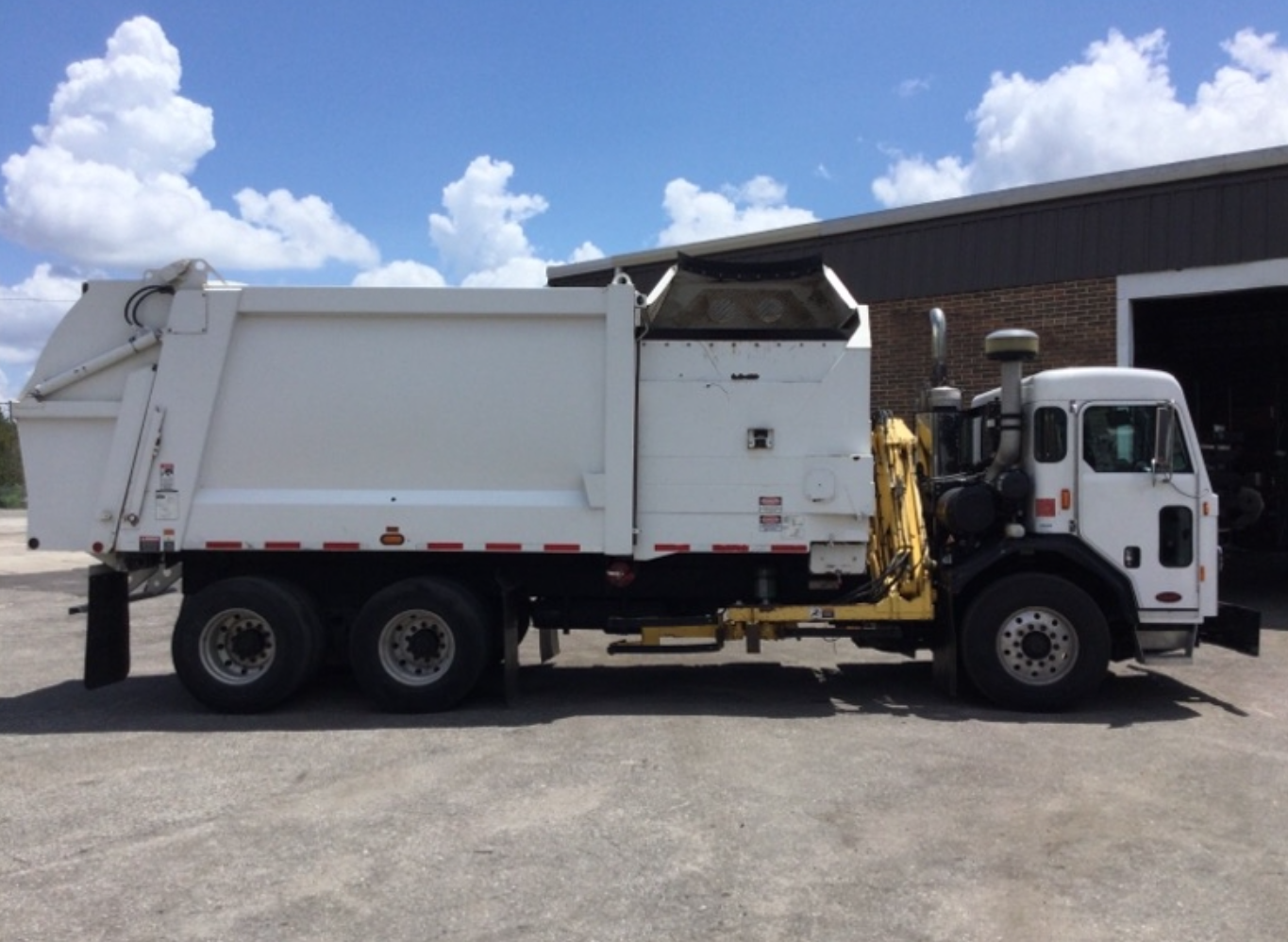 2022 Peterbilt 520 Heil DuraPack Python 28 Yd Paccar MX-11 Side Loader