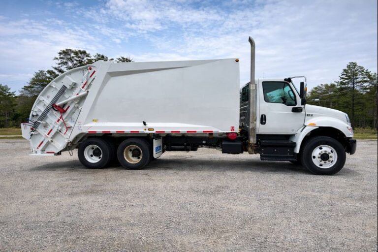 2024 International HV607 McNeilus 2511: HD 25-yd Rear Loader 25 Yd Cummins L9