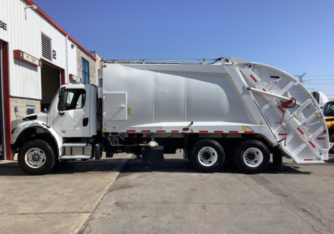 2023 Freightliner M2 106 McNeilus 2516: 3.5HD 25yd Rear Loader 25 Yd Cummins L9 Rear Loader