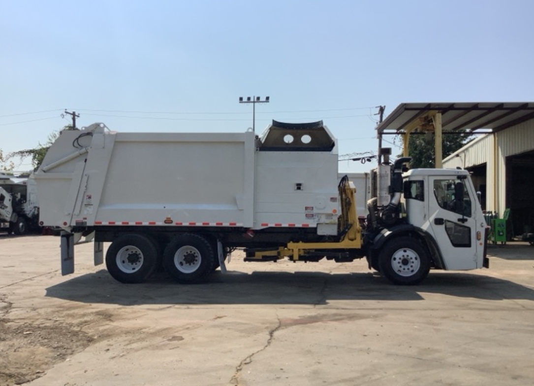 2024 Mack LR 64R Heil DuraPack Python 28 Yd Mack MP7 Side Loader