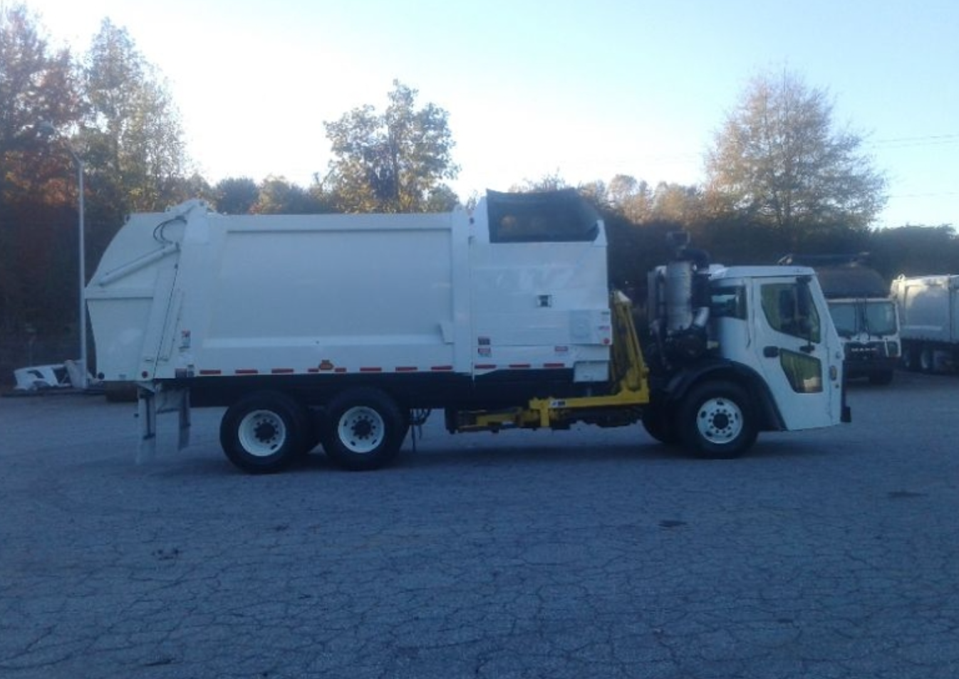 2024 Mack LR 64R Heil DuraPack Python 28 Yd Mack MP7 Side Loader
