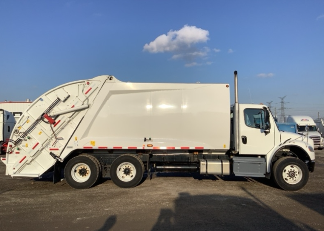 2023 Freightliner M2 106 McNeilus 2516: 3.5HD 25yd Rear Loader 25 Yd Cummins L9 Rear Loader