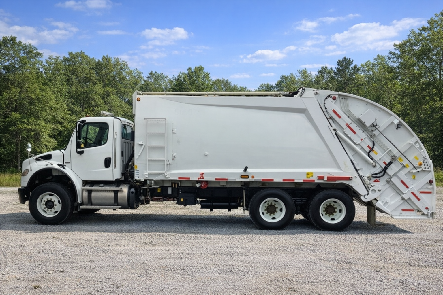 2024 Freightliner M2 106 McNeilus 2566: Dual Stream 25 Yd Detroit Diesel DD8 Rear Loader