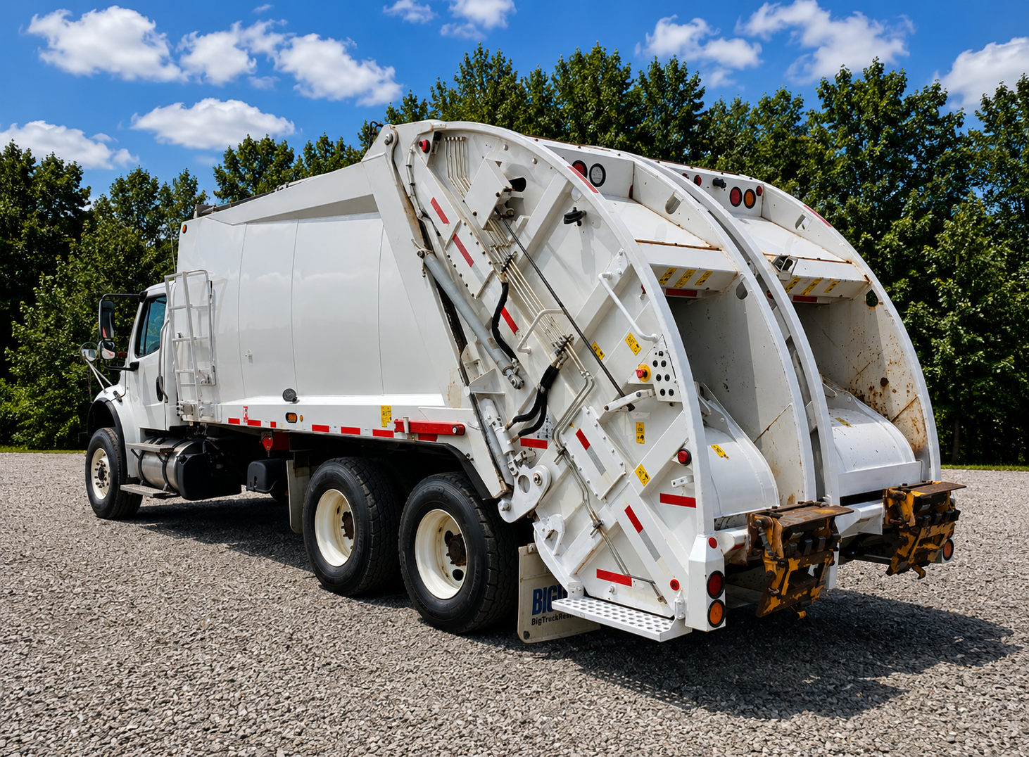 2024 Freightliner M2 106 McNeilus 2566: Dual Stream 25 Yd Detroit Diesel DD8 Rear Loader