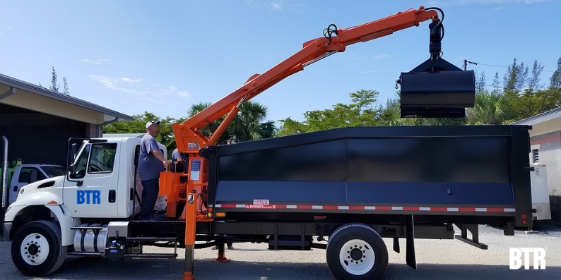 How does a grapple truck work